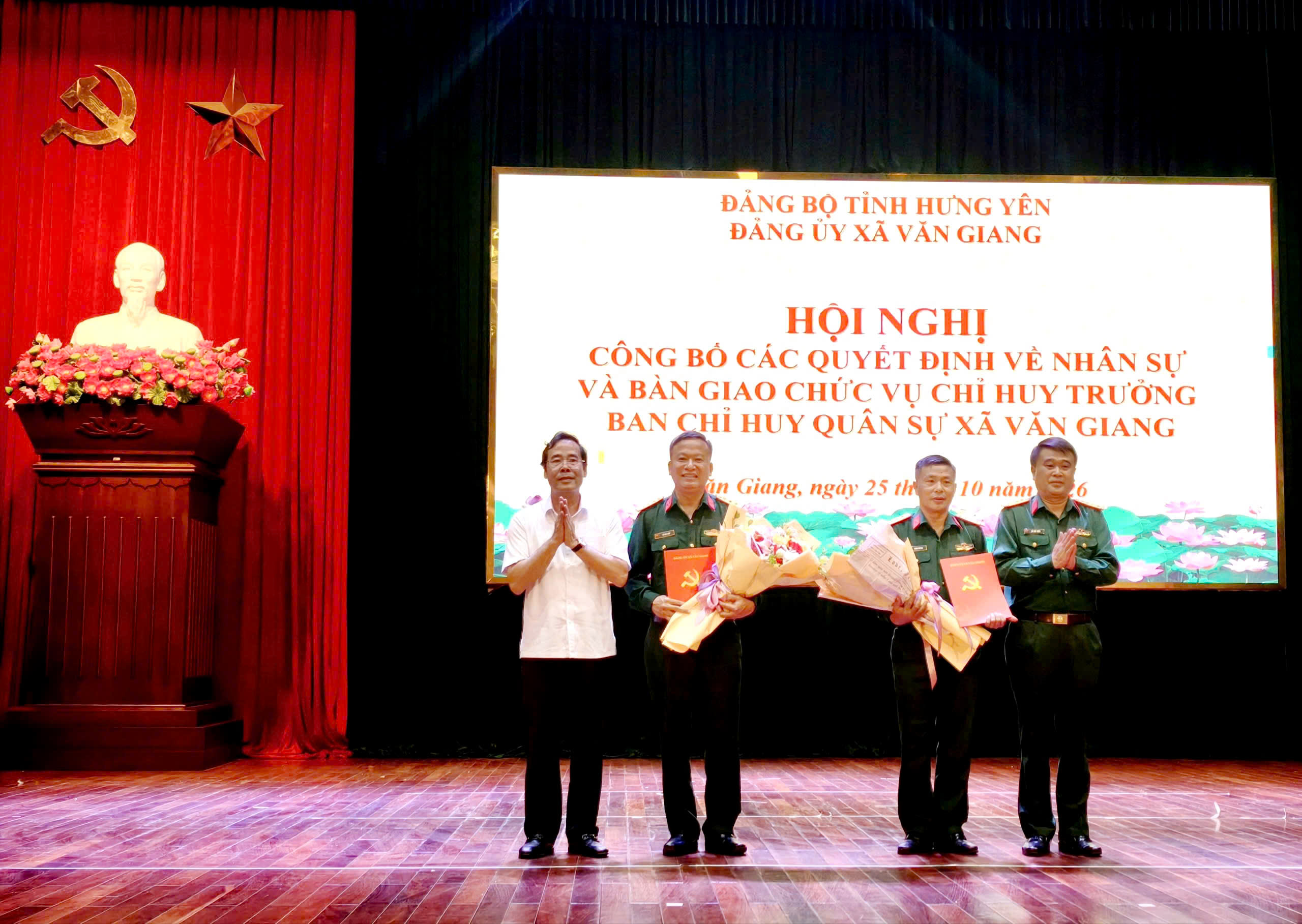 Công bố các Quyết định về nhân sự và Bàn giao chức vụ chỉ huy trưởng Ban chỉ huy Quân sự xã Văn Giang